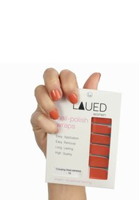 Nagellack-wraps i "Creamy Red Beauty" med en glansig finish, visade i vit förpackning. Hand som visar polerade naglar i en matchande nyans.
