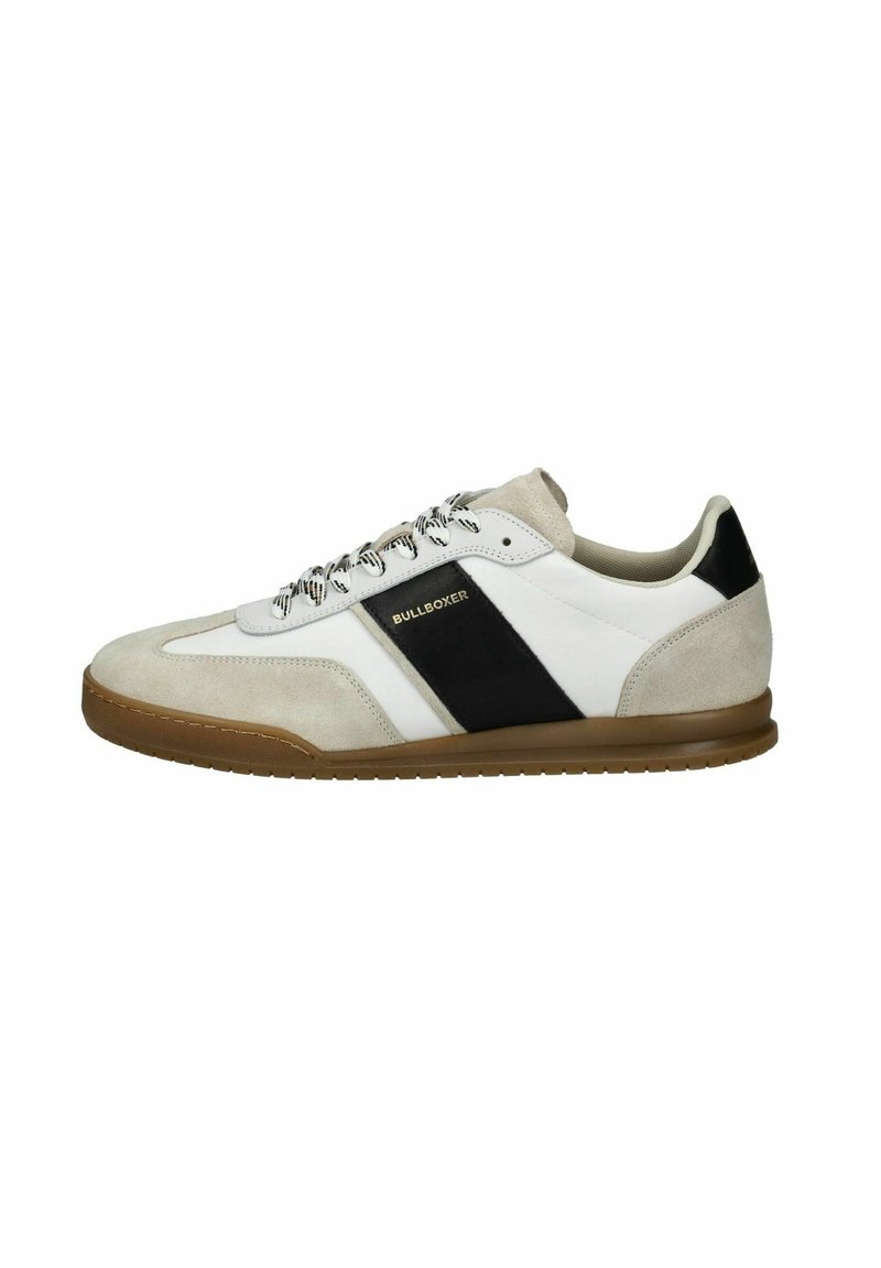 Tenisky s bílým koženým svrškem, šedými semišovými akcenty a černým pruhem. Mají šněrovací design a gumovou podrážku.