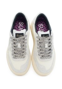 Witte sneakers met grijze suède accenten, gevlekte veters en een paarse patrooninlegzool. Voorzien van een rubberen zool en een logo-label op de tong.
