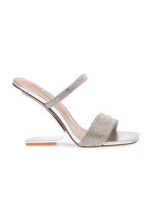 Sandali con tacco a forma di blocco angolare, caratterizzati da una fascetta decorata con strass scintillanti, design open toe e un'elegante finitura argentata.