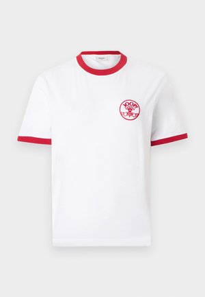 Valge lühikeste varrukatega T-särk punase krae ja varrukasuuäärtega, millel vasakul rinnal on väike punane ümmargune "JOOP! Jeans" logo.