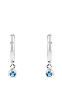 Pendientes de aro de plata con una piedra preciosa azul redonda que cuelga. El diseño cuenta con un acabado suave y pulido y un mecanismo de cierre seguro.