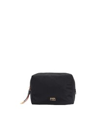 Neceser rectangular de nylon negro con un logo dorado, cierre superior con cremallera y un adorno de borlas coloridas en la cremallera. Textura suave.