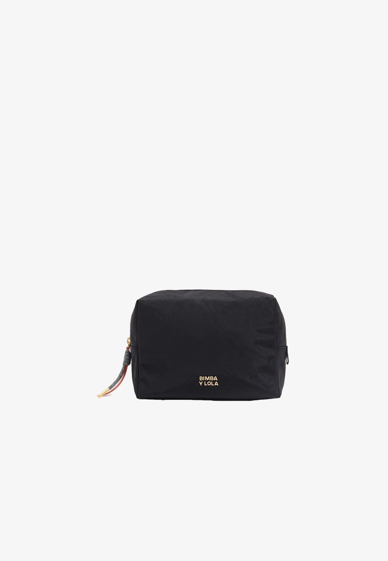 Neceser rectangular de nylon negro con un logo dorado, cierre superior con cremallera y un adorno de borlas coloridas en la cremallera. Textura suave.