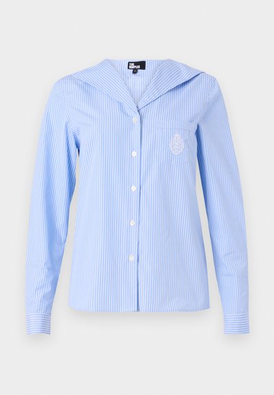 Camicia a righe azzurro chiaro con colletto da marinaio, maniche lunghe, bottoni frontali e una tasca con un dettaglio ricamato.