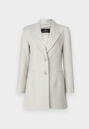 Svetlošedý blazer vyrobený z herringbone látky, s vykrojeným golierom, dvoma prednými vreckami a dvoma gombíkmi so hladkou vnútornou podšívkou.