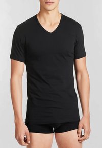 T-shirt nero a V in morbido tessuto elastico, con maniche corte e una superficie liscia, design aderente che mette in risalto la forma del torso.