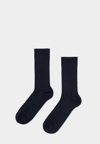 Marineblaue Baumwollsocken mit gerippter Struktur, in halber Schafthöhe, verstärkten Zehen- und Fersenbereichen. Weiche Oberfläche, keine sichtbaren Muster.