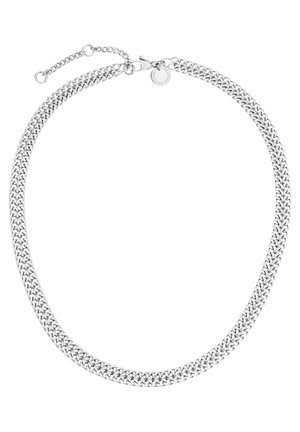 Srebrny naszyjnik z łańcuszka z połączonych ogniw i okrągłą blaszką zapinkową z wygrawerowanym napisem, prezentowany na białym tle.