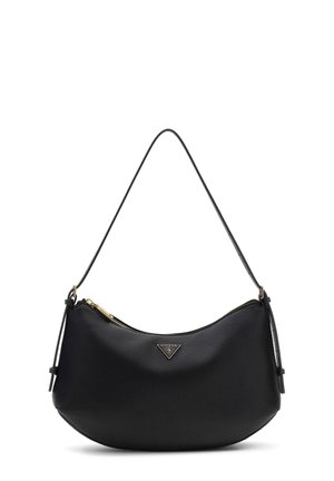 Sac à bandoulière en cuir noir avec une forme courbée, une fermeture éclair dorée et un petit logo triangulaire Guess à l'avant.