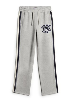 Szare dresy z elastycznym paskiem w talii, bocznymi kieszeniami, granatowymi paskami po bokach oraz czarnym nadrukowanym logo na lewym udzie.