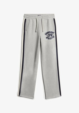 Szare dresy z elastycznym paskiem w talii, bocznymi kieszeniami, granatowymi paskami po bokach oraz czarnym nadrukowanym logo na lewym udzie.