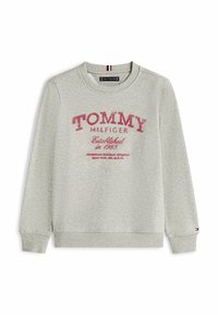 Szary bawełnowy sweter z okrągłym dekoltem, elastycznymi mankietami i wypukłym czerwono-niebieskim logo "TOMMY HILFIGER" z rokiem założenia poniżej.