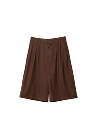 Shorts marroni a pieghe realizzati in un tessuto liscio, con due tasche frontali e un taglio sartoriale, dotati di cintura e passanti per la cintura.
