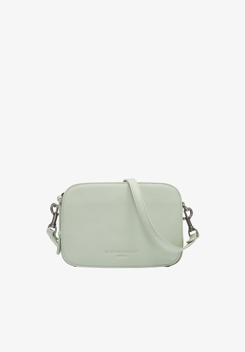Mintgrüne Leder-Crossbody-Tasche in rechteckiger Form, mit silberfarbener Hardware, verstellbarem Tragegurt und geprägtem Markennamen auf der Vorderseite.