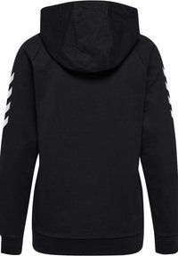 Svart luvtröja med slät textur, med vita diagonala ränder på ärmarna och ribbade muddar och fåll.