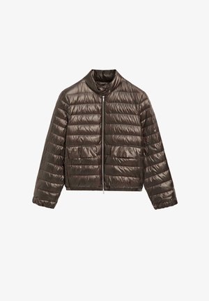 Bronze pufferjakke med høj krave, lynlås foran og sidelommer. Har et quiltet design med en blank overflade.