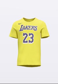 Gelbes Basketball-Trikot mit kurzen Ärmeln, auf dem "LAKERS" in lila Schrift und die Zahl "23" in weiß mit lila Umriss zu sehen sind. Hergestellt aus atmungsaktivem Stoff.