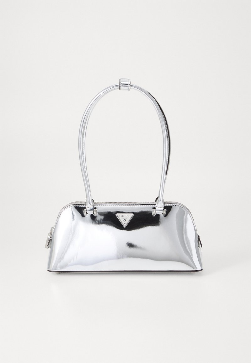 Sac à main en cuir verni argenté, de forme arrondie, avec des poignées doubles, un accent en triangle logo et une fermeture éclair sur le dessus. Surface lisse et réfléchissante.