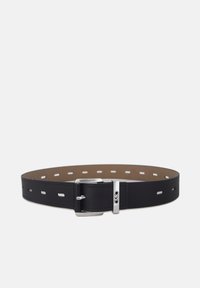 Schwarzer Leder-Gürtel mit glatter Oberfläche, silberner Metallschnalle und gleichmäßig verteilten Löchern entlang der Länge für eine verstellbare Passform.