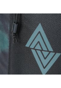 Tela negra con textura que presenta un logotipo geométrico en color teal, con un tirador de cordón negro y una vista de cerca del material.