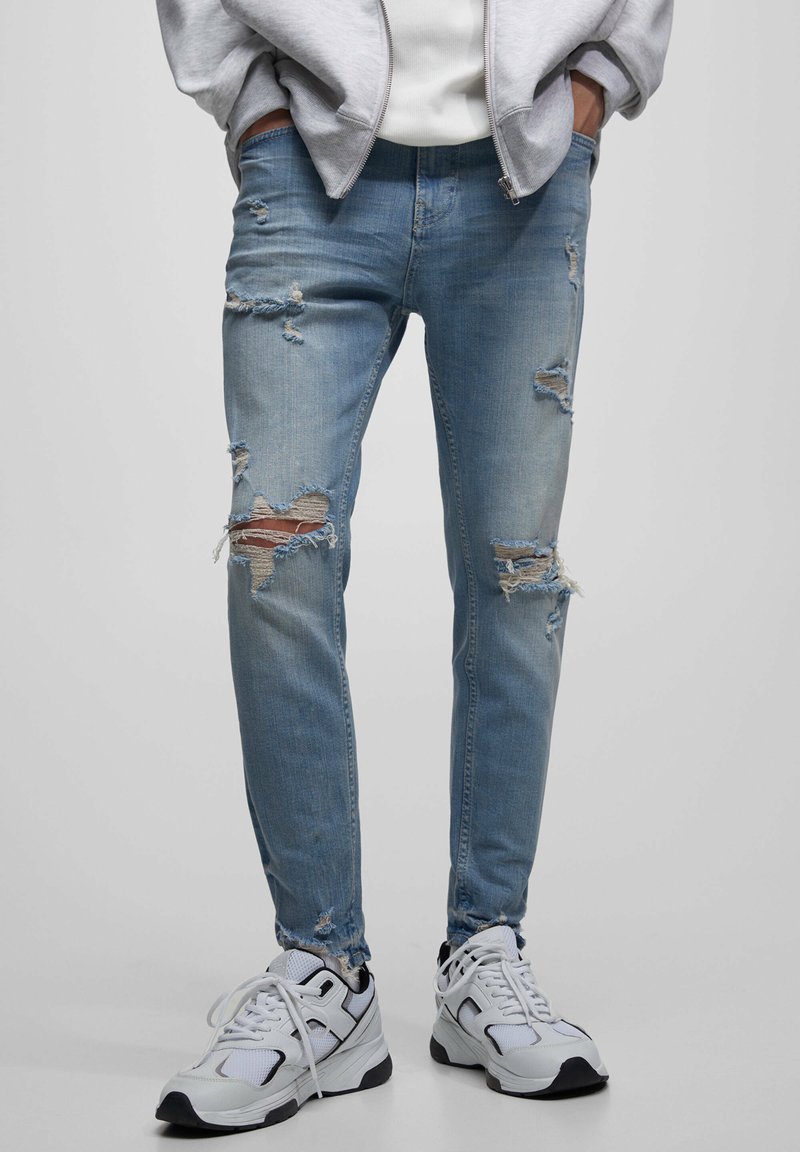 PULL&BEAR RIPPED CARROT FIT Jeans Tapered Fit light blue denim
