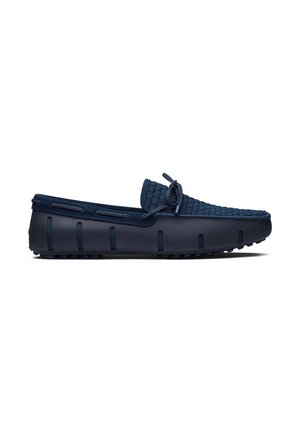 Navyblå herreloafers med vævet overdel, læresnøre og gummisål med segmenterede riller for greb, vist i sideprofil.