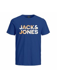Plava pamučna majica s velikim izblijedjelim bijelim i zlatnim natpisom "JACK & JONES". Klasični okrugli ovratnik i kratki rukavi.