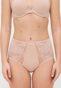 Hoge taille beige onderbroeken met kantaccenten aan de zijkanten, voorzien van een gladde voorzijde en een zachte textuur overal.