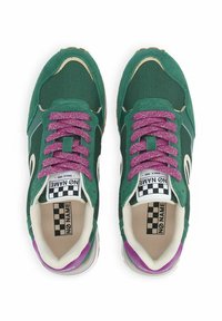 Sneakers verdi con lacci a pois viola, parte superiore in rete e suede, marchio bianco e suola intermedia imbottita color crema. Dettaglio dell'inserto a scacchi.