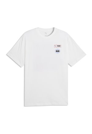 Hvid kortærmet Puma T-shirt med lille Puma-logo og en globusgrafik på øverste venstre bryst.
