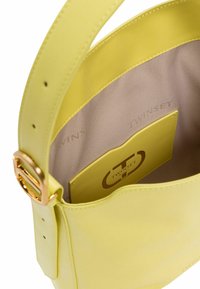 Borsa a tracolla gialla in pelle con finitura liscia, ampia tracolla, accessori in oro e interno beige con tasca per carte impreziosita dal logo.