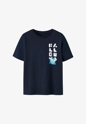 Granatowy bawełniany t-shirt z niebieską postacią w stylu kreskówkowym i białym napisem po lewej stronie, z okrągłym dekoltem i krótkimi rękawami.