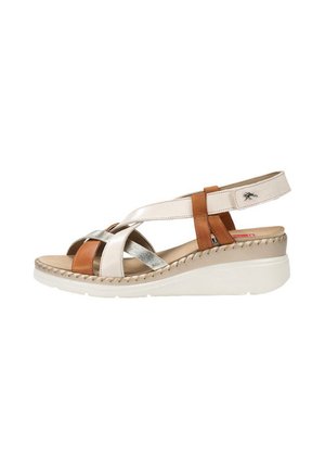 Sandalias de cuña con tiras que presentan acentos en blanco, marrón y metálico, con una plantilla acolchada y una suela de plataforma blanca.