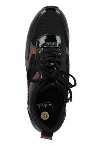 Baskets noires et brunes avec un dessus texturé, des accents brillants, des panneaux en maille, des lacets ronds et une étiquette logo à l'intérieur de la chaussure.