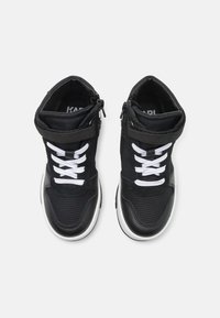 Baskets montantes noires avec lacets blancs, fermeture éclair, matériaux textiles et synthétiques, bout rond et semelle contrastante.