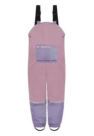 Rosa und lila wasserdichte Latzhose mit verstellbaren Trägern, Reißverschluss vorne und reflektierenden Streifen an den Bündchen. Glatte Textur.