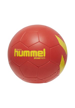 Röd skumboll designad för barn, med ett hexagonalt mönster och gul logotyp och accentfärger. Mjuk yta för säker lek.