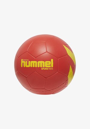 Rode schuimrubberen bal ontworpen voor kinderen, met een hexagonaal patroon en gele branding en accenten. Zachte textuur voor veilig spel.