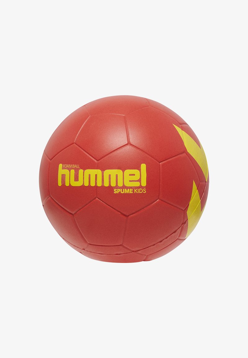 Rode schuimrubberen bal ontworpen voor kinderen, met een hexagonaal patroon en gele branding en accenten. Zachte textuur voor veilig spel.