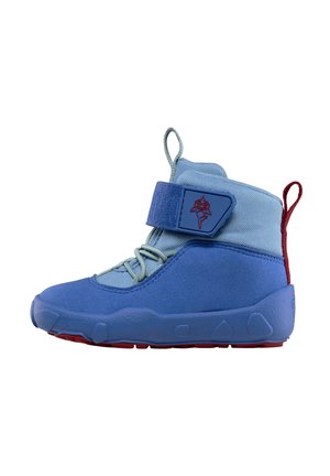Blauwe hoge sneaker met lichtblauwe veters, een verstelbare band met een rood logo en een rode hiellus op een rode zool.