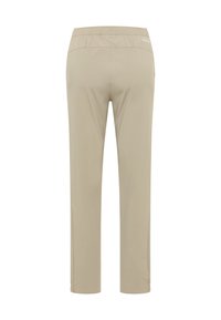 Beige, lichtgewicht broek met een zachte textuur, elastische tailleband en zijsplitten bij de enkels. Achteraanzicht.