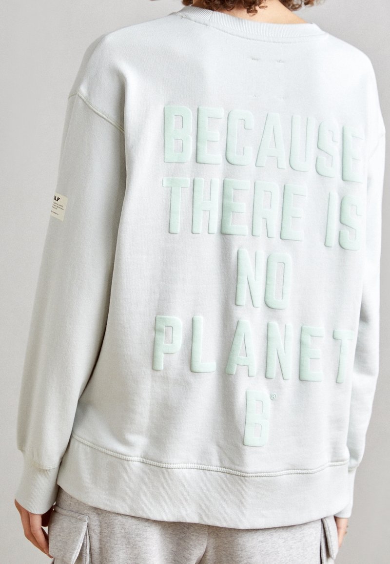 Světle šedá mikina s vystouplým mátově zeleným textem: "PROTOŽE NEEXISTUJE PLANETA B." Měkká bavlněná tkanina s žebrovanými manžetami a spodním lemem.