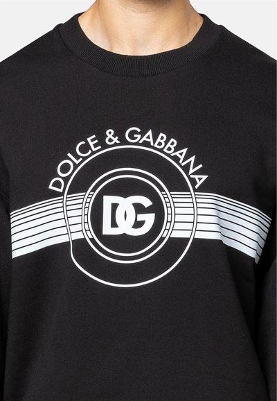 Zwarte sweatshirt met een opvallende witte print van "DOLCE & GABBANA" en een cirkelvormig logo. Ribbelkraag en een gladde textuur.