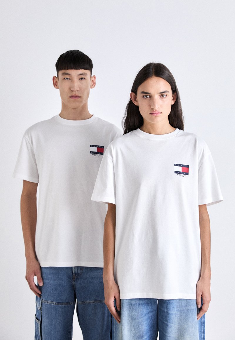 Tommy Jeans FLAG TEE UNISEX - Print T-shirt - white