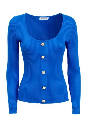 Maglietta a maniche lunghe a coste di un brillante blu, con scollatura rotonda, caratterizzata da cinque bottoni quadrati metallici sulla parte anteriore. Morbida al tatto.