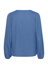 Blouse bleue à manches longues avec une coupe décontractée, dotée d'un col rond et de poignets de manches froncés, fabriquée à partir d'un tissu léger texturé.