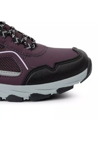 Chaussure de sport violet foncé et noire avec des lacets blancs et noirs, un panneau latéral en mesh respirant, et une semelle épaisse grise avec une bande de roulement noire.