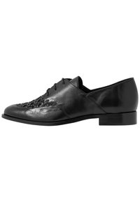 Chaussure noire en cuir à lacets avec un détail tissé texturé sur le bout, forme arrondie, petit talon bloc et finition lisse.