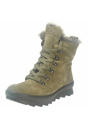 Bottines en suède vert olive avec bord en fausse fourrure, design à lacets robuste, semelle en caoutchouc texturé et œillets renforcés pour la durabilité.
